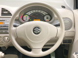 インテリアに合わせたデザインのステアリングは、運転される方のことも考え、運転しやすい形状、大きさです。是非一度、実際に触ってお確かめください。