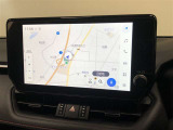 【10.5インチディスプレイオーディオ】各種オーディオ機能とスマホ連携機能を搭載。コネクティッドナビ対応。車載ナビ機能も搭載。機能の詳細につきましては、展示店舗までお尋ねください。