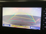 【バックガイドモニター】後方の映像をナビ画面に表示するだけでなく、ステアリング操作に連動して動くガイド線も同時に表示!予想進路の確認をしながら後退できるので便利です!