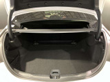 トランク容量は同一他社車両より広く、旅行やゴルフ等様々な場面で役立ちます。