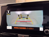 こちらのバックカメラは画面にラインが表示されておりますので、バック時のクルマの進行方向の目安になります。より高いレベルで車庫入れをサポートする、便利な機能ですね。