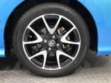 【純正アルミホイール】です!車両デザインに合わせてホイールをデザインしているため、見た目にもカッコイイアルミホイール♪洗車もラクチンで錆びません。