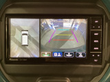 狭い場所での駐車やすれ違いなどでより的確な運転操作に役立つ360&deg;ビューモニターが装備されています。
