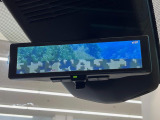 【インテリジェントルームミラー】後席の大きな荷物や同乗者で後方が確認しづらい時でも安心!カメラが撮影した車両後方の映像をルームミラー内に表示。クリアな視界で状況の確認が可能です!