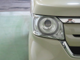 LEDヘッドライトは、点灯の瞬間から光量を発揮し、突然暗くなるトンネルなどでの安定感を高めます。