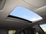 サンルーフ付きです。昼は気持ちよい風を取り入れたり、シェードを開けておくことにより車内が明るくなります。夜はシートを倒せば流れ星が流れたり星がたくさん見えるかも・・わくわくする装備ですね!
