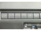 スマートキーや運転席のボタンを押すだけでリアゲートが自動で開閉します!荷物を持っている時や、高い位置にあるバックドアを閉める際に便利な機能です