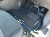 純正フロアカーペット付きです。社外品とは違い、マットのズレも少なく安全に運転できます。