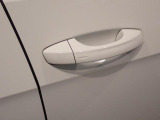 &rdquo;Keyless Access&rdquo;によって、ドアハンドルに手をかけるだけでドアロックが解除できます!