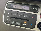 【オートエアコン】一度お好みの温度に設定すれば、車内の温度を検知し風量や温度を自動で調整。暑い&hellip;寒い&hellip;と何度もスイッチ操作をする必要はありません。快適な車内空間には必須の機能ですね♪