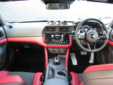 スポーティーな運転席 内装色レット本革スエード調シート
