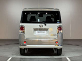 後方に車両や壁などの障害物がある場合、クルマが誤操作を察知して、衝突を未然に防ぎます。