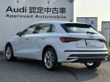 Audiのリヤディフューザーは、車両の後方での空気の流れを整え、乱流を減少させることで、走行安定性を向上させます。またスポーティで洗練された外観を提供し、全体のスタイルに一体感を持たせます。
