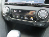 フルオートエアコンのお写真です。ボタン一つで年中快適な温度でお過ごしいただけます。