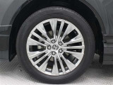高輝度シルバー塗装された19インチアルミホイールが装着されています。タイヤサイズ225/55R19