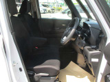運転席には、シートリフターが付いております☆ 前後のスライドに加えシートの高さも変更出来ますので小柄な女性の方でも運転し易いポジションを取れます♪