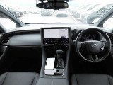 【運転席・インパネまわり】 ハンドル・シート・フロアーなど隅々までプロによるクリーニング済み☆彡キレイな車内でドライブが一層快適にお楽しみいただけます。!!
