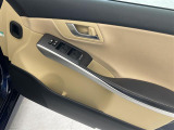 【パワーウインドウ】運転席のスイッチで、各席の窓ガラスの開閉ができます!あると便利ですよね!