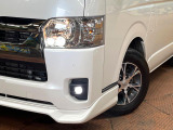 【LEDヘッドライト】悪天候や夜間走行時も良好な視界を確保し安心して運転できる高輝度LEDヘッドライトを装備!点灯速度が早く、消費電力も抑えられています。