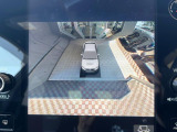 【マルチテレインモニター】車のフロントやサイドのカメラ画像を同時にモニター表示することで、悪路や狭い道を走行時でも周囲の状況確認ができ安心!本格SUVにうれしい装備です♪