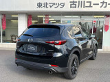 【ブラインド・スポット・モニタリング】隣車線を後方もしくは側方から接近する車両を検知してドアミラーに表示。その状態でのウインカー操作の際には警報音で危険をお知らせ。駐車場からバックで出庫の際にも活躍