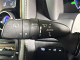 【オートワイパー(AUTO)】雨が降り出した時に、雨滴検出用センサー(レインセンサー)が雨滴を感知すると、自動でワイパーが動作します。
