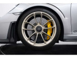 20/21インチ911 GT2 RSホイールを装備。ブレーキはPCCBが装備され、700馬力を支えるにふさわしい足回りとなっております。