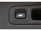 好みの位置で止められるメモリー機能付。後ろが狭い駐車場でもスムーズに荷物を積めて、スマートキーやテールゲートのスイッチなどから、ラクに操作できます。