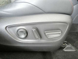 運転席パワーシート搭載。微妙な調整が手軽にでき、ピッタリのポジションで運転することが可能です。