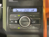 【オートエアコン】一度お好みの温度に設定すれば、車内の温度を検知し風量や温度を自動で調整。暑い&hellip;寒い&hellip;と何度もスイッチ操作をする必要はありません。快適な車内空間には必須の機能ですね♪