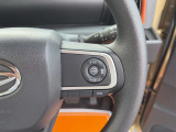 【クルーズコントロール】アクセル操作なしで一定速度を保つ機能。先行車との距離を自動調整する追従型が主流で、高速走行時の疲労を劇的に軽減します。長距離移動が多いお客様への商談では必須の快適装備です。