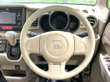 インテリアに合わせたデザインのステアリングは、運転される方のことも考え、運転しやすい形状、大きさです。是非一度、実際に触ってお確かめください。