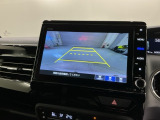 リバースギアに入れるだけで後方の表示へ切り替わります。夜間や雨の日の駐車も楽になりますよ。
