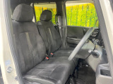 運転席シート廻りは使用感も少なく、良好な状態となっています。前オーナー様が丁寧に使っていたことがよくわかりますね。