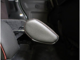 後席シートにはオットマンを採用☆ドライブの休憩時にゆったり過ごせます♪また、立てて使用すれば荷物を落とさない様にするストッパーとしても使えます◎
