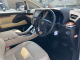 高いホールド性で運転姿勢が安定します。長距離ドライブでも疲れにくいのが魅力です。快適なドライビングライフをお送りください♪