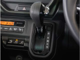 【シフトレバー】シフトもとても操作しやすいデザインになっております。運転する人の事を第一に考えた操作性の高い仕様です。