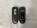 スマートキーを装備しています。鍵を差し込むことなくドアロックの開け閉めと、スタートボタン操作でのエンジンスタートができます。スペアキーも同じものを用意しております。