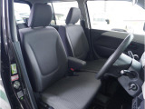 【清潔感のある運転席&助手席】隅々までクリーニングの行き届いた運転席&助手席。目立ったシミや汚れ等もございません。
