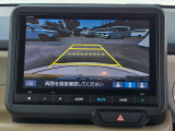駐車時の安全確認をサポートするバックカメラも使用できます。