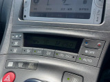 【オートエアコン】一度お好みの温度に設定すれば、車内の温度を検知し風量や温度を自動で調整。暑い&hellip;寒い&hellip;と何度もスイッチ操作をする必要はありません。快適な車内空間には必須の機能ですね♪