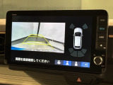 リバースギアに入れるだけで後方の表示へ切り替わります。夜間や雨の日の駐車も楽になりますよ。