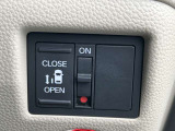 片側電動スライドドアが装備されています!荷物で手が塞がるなど簡単にドアの開閉が出来ます!何より力いらずで開閉OK!電動機能はOFFにもできますから元気なお子様の駆け出しも安心!