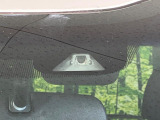 【ホンダセンシング】走行中に前方の車両等を認識し、衝突しそうな時は警報とブレーキで衝突回避と被害軽減をアシスト。より安全にドライブをお楽しみいただけます。