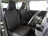 【清潔感のある運転席&助手席】隅々までクリーニングの行き届いた運転席&助手席。目立ったシミや汚れ等もございません。快適なドライブをどうぞ。