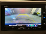 リバースギアに入れるだけで後方の表示へ切り替わります。夜間や雨の日の駐車も楽になりますよ。