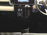 シフトレバーの横に見えるのは、エアコンの操作スイッチ&ダイヤルでとっても使いやすいですよ♪