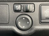 【電動格納ミラー】サイドミラーは電動格納式となっており、狭い駐車場でもキズがつくリスクを抑えられます。