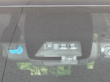 【トヨタセーフティセンス】走行中に前方の車両等を認識し、衝突しそうな時は警報とブレーキで衝突回避と被害軽減をアシスト。より安全にドライブをお楽しみいただけます。