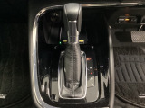 「e:HEV」は、モーター走行を中心にしながら電気エネルギーやエンジン動力を最も効率よく使い分けることができる賢いハイブリッドシステムです。サイドブレーキはスイッチ操作の電子制御パーキングブレーキです